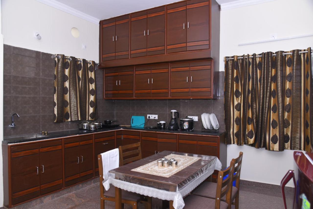 Four Seasons Home Stay Tirupati Bagian luar foto