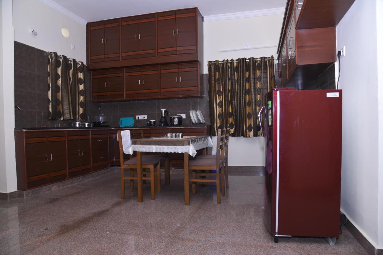 Four Seasons Home Stay Tirupati Bagian luar foto