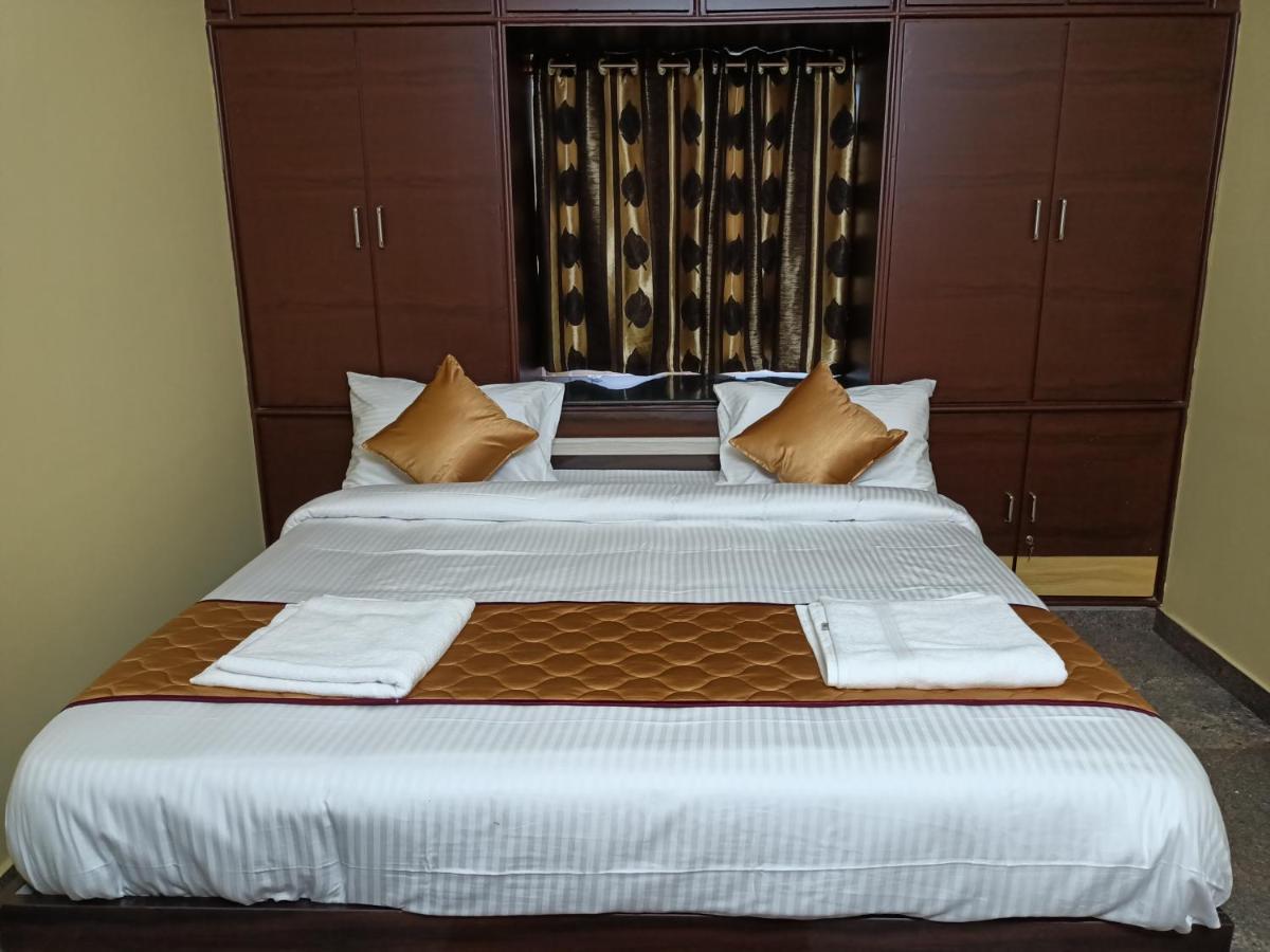 Four Seasons Home Stay Tirupati Bagian luar foto