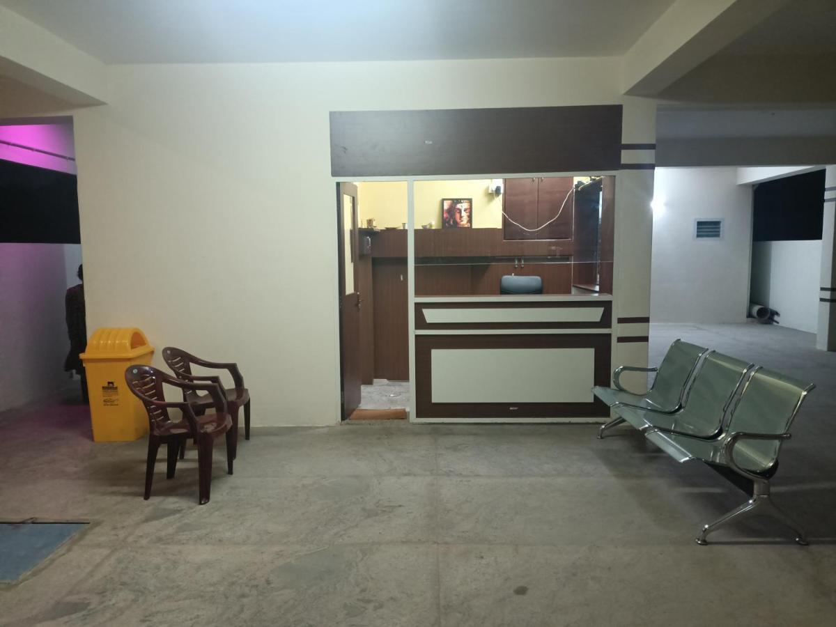 Four Seasons Home Stay Tirupati Bagian luar foto